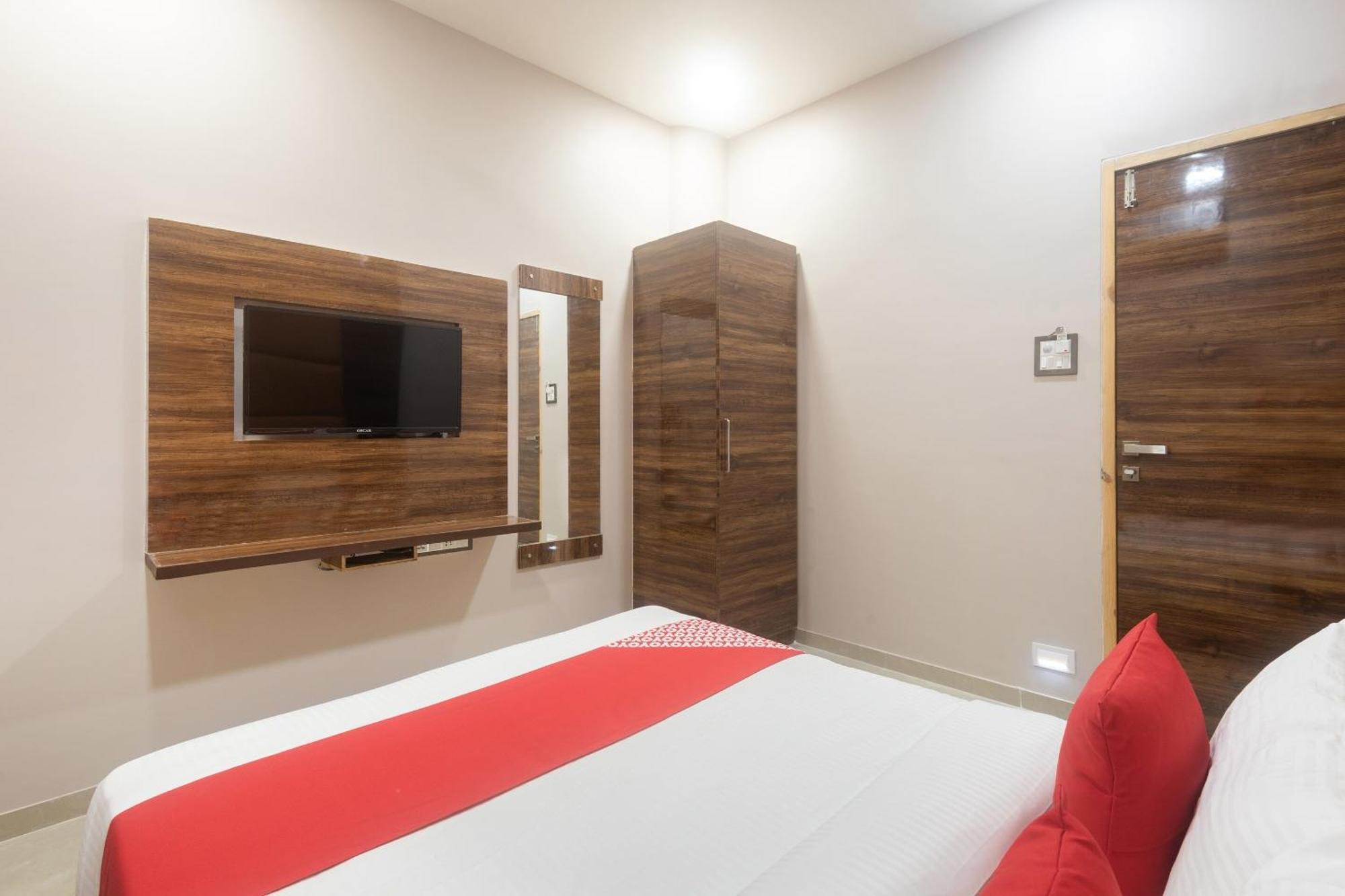 Hotel Blue Executive Near Chhatrapati Shivaji International Airport Mumbai Exterior photo